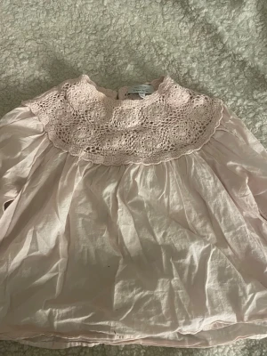 Fin blus  - Jätte fin blus från other Stories! Den är bra skick köptes på Karlaplan loppis för ca 2 år sen för 200. Storleken är 34 och passar mig som brukar ha xs-s💓🥰