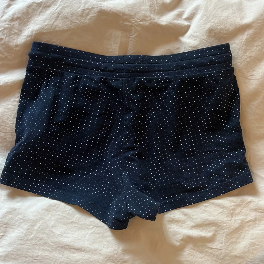 Mörkblå prickiga shorts från H&M - 1