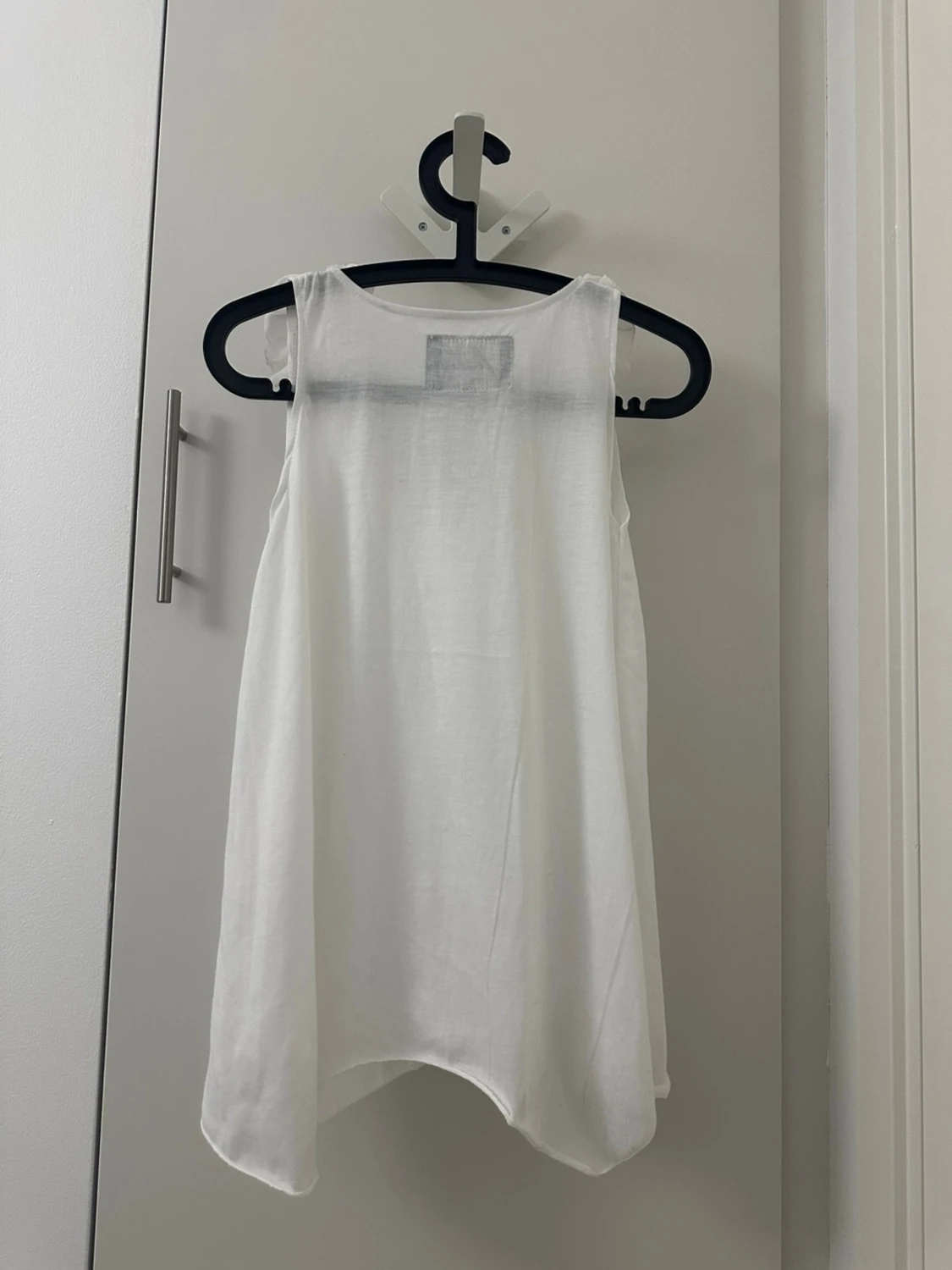 Vit ärmlös topp med volangkrage - 3