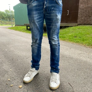  jeans med slitningar - Det här är ett par jeans som bara finns 50 exemepar av det är exemplar 32 därför är det detta pris skulle ändå säga det är bra då jag fix dessa för 2000 kr säljer ett par blå skinny jeans med coola slitningar och ljusa tvättade detaljer. Jeansen har klassiska fem fickor och smal passform hela vägen ner. Perfekta för dig som gillar en modern och avslappnad look. 