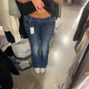 Lågmidjade bootcut jeans Lager 157 - Säljer dom populära lager 157 jeansen då jag ångrade mig. Dom är endast testade och helt nya🫶🏼 inte helt säker på om jag vill sälja än