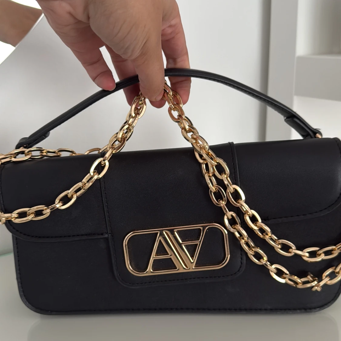 Svart axelväska med guldkedja från AVA - 4
