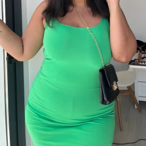 Enkel limegrön klänning - Superfin limegrön klänning. Köpt från Zara. Storlek M/L. Köparen står för frakten.