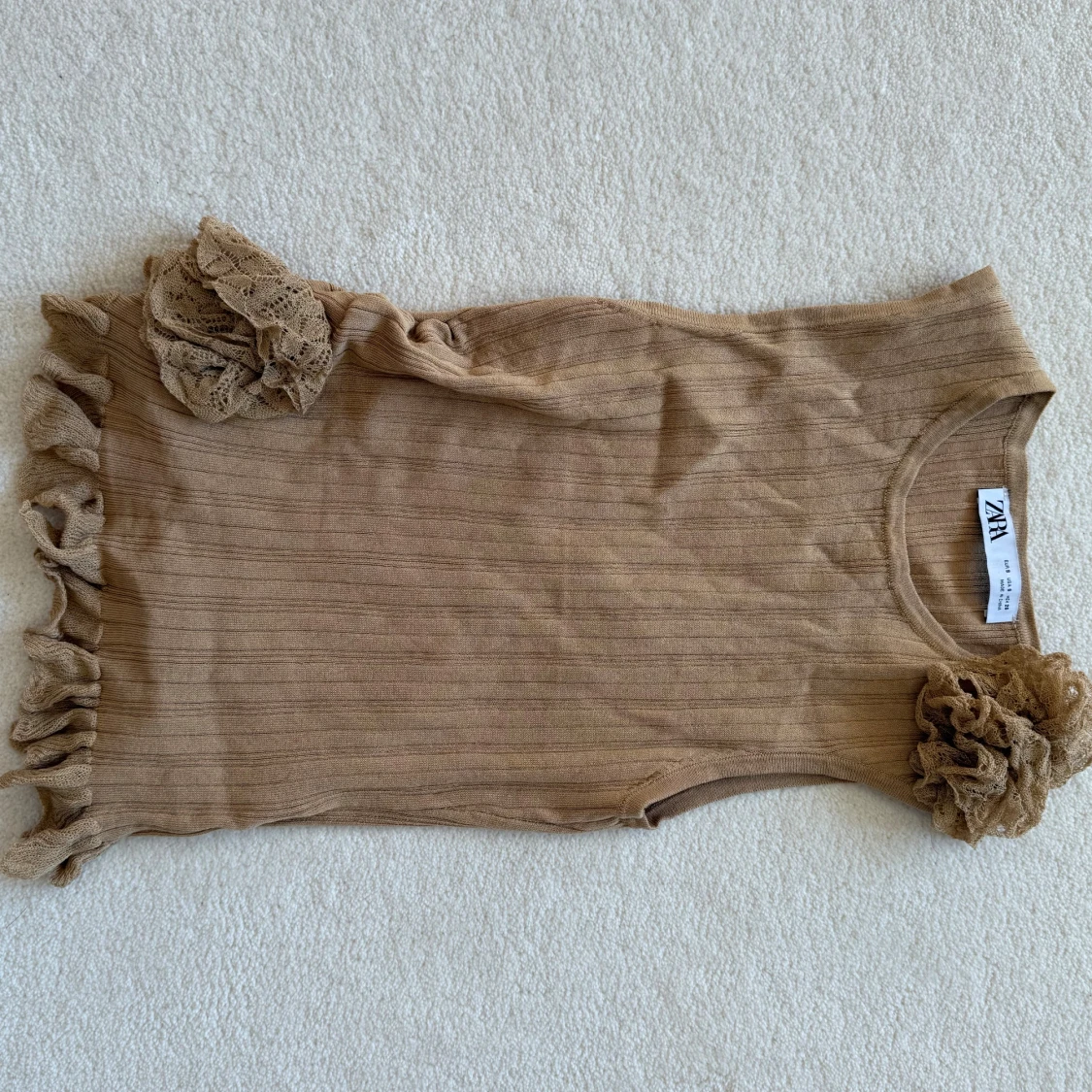 Beige kortklänning med volang från Zara