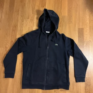 Mörkblå  hoodie från Lacoste  - Använd några gånger men bra skick. Priset diskuteras.