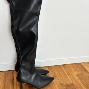 Overknee boots - ✨ Helt nya overknee boots med klack. Svarta, storlek 37. Köpta för 699 kr men aldrig använda, endast provade inomhus. Passar perfekt till höst outfits!