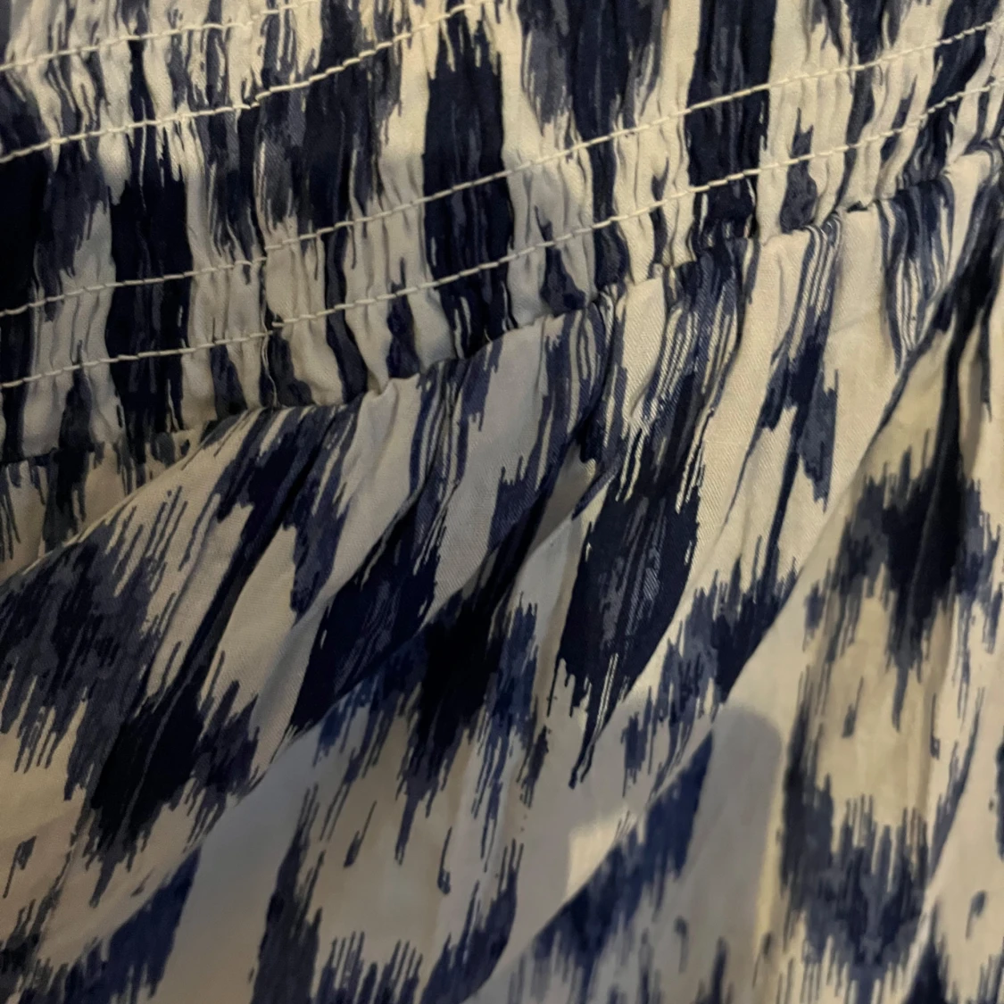 Blåvit långkjol med mönster - 1