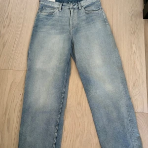 Loose fit ljusblå jeans från H&M - Loose fit jeans från H&M i en snygg ljusblå tvätt. Storlek 33/32 och aldrig använda.