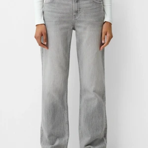 Baggy straight jeans  - Skitsnygga baggy jeans. De är i princip helt nya förutom att de är pyttelite slitningar nere. Kan eventuellt visa om de önskas. Är från BERSHKA i strl 38. Är lite stora på mig. Men skulle även passa en 36. PRIS KAN DISKUTERAS💕