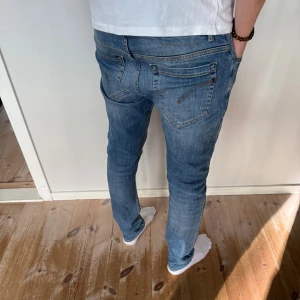 Dondup George jeans - Skicket är 9/10 på dom och vårat pris är endast 699kr! Nypris 4500kr. Modellen är 180cm lång och kontakta gärna vid frågor🙌😊