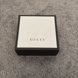 Gucci bälte  - Fint och simplistiskt bälte. Svart Guccibälte som är äkta. Kvitto medföljs inte.