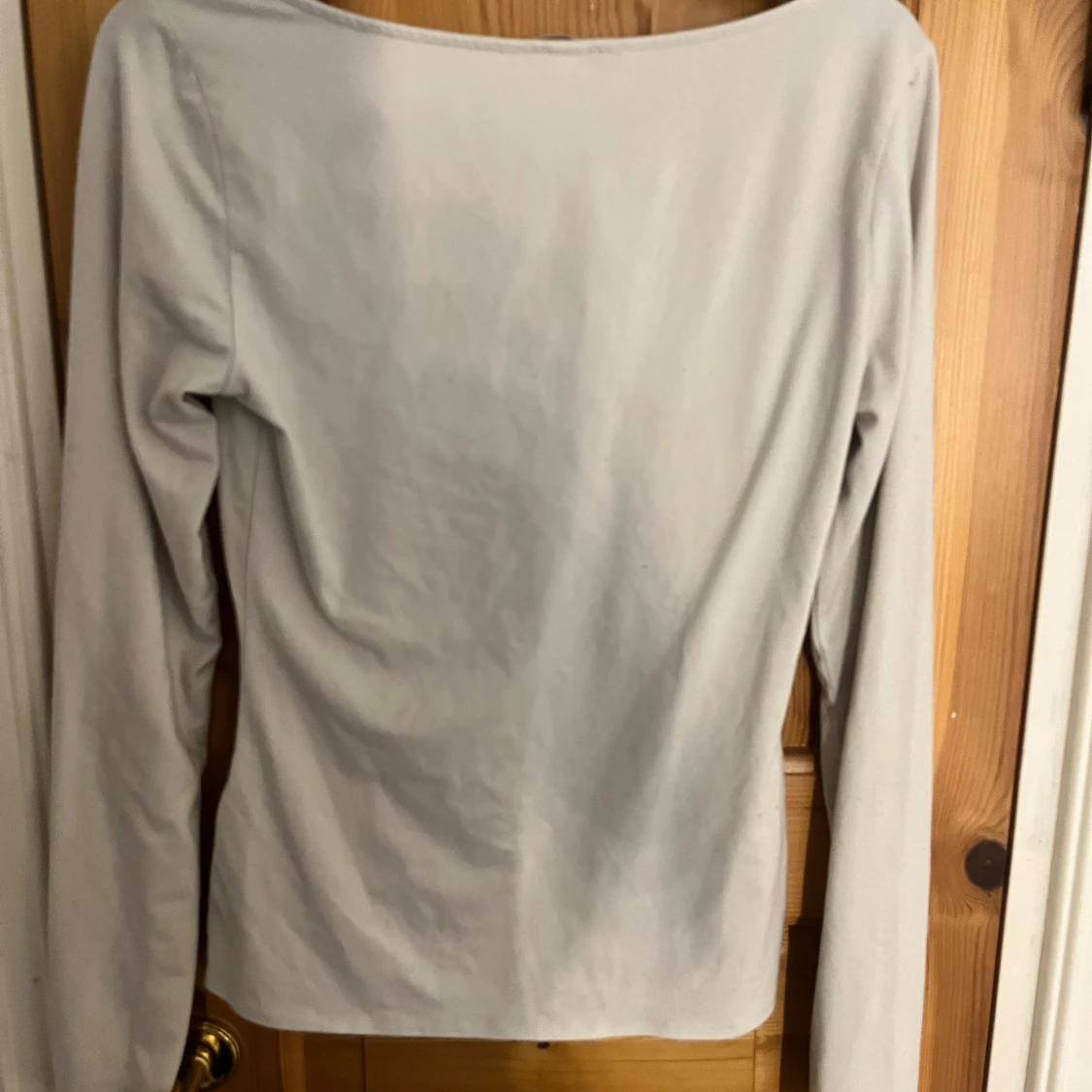 Vit långärmad urringad topp - 1