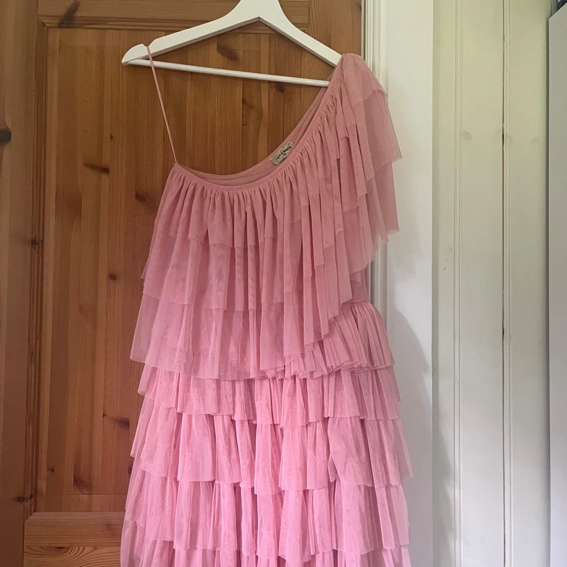 Rosa volangklänning med oneshoulder - 1