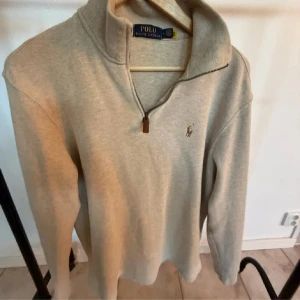  Polo Ralph Lauren Beige - Säljer en snygg Polo Ralph Lauren Zip tröja beige. Skick 8/10, inga skador! Storlek M. Qr kod finns i plagget! Nypris drygt 2200kr, mitt pris 899kr! Hör av dig vid vid minsta fråga eller fundering! 😃