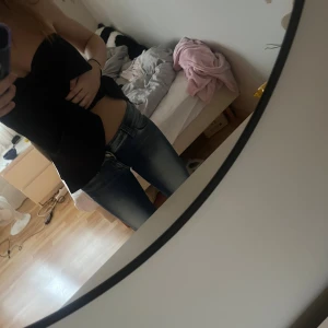 Cheep monday jeans  - Ett par Lågmidjade straight fit jeans från weekday. Aldrig använda! storlek 29/32. Jag brukar ha storlek s och dessa sitter bra på mig. Jag är ca 165 cm lång.