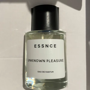 ESSNCE Unknown Pleasure parfym - Aldrig använd. Unknown Pleasure är perfekt för dig som vill sticka ut med en unik doft. Minimalistisk design som passar in i alla badrum och väskor.