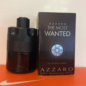 Azzaro the most wanted  - Azzaro the most wanted har tagit typ 4-5 spray så den är nästan helt ful skulle gissa på 99/100ml. Parfymen har förvarats mörkt i min källare och den är till höst/vintern. Skicka till mig om ni har nån fråga om parfymen. Parfymen är köpt på kicks 