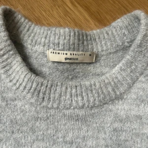 Stickad t shirt  - Stickad t shirt från Gina tricot! Supersnygg och i väldigt bra skick. Pris kan diskuteras❤️