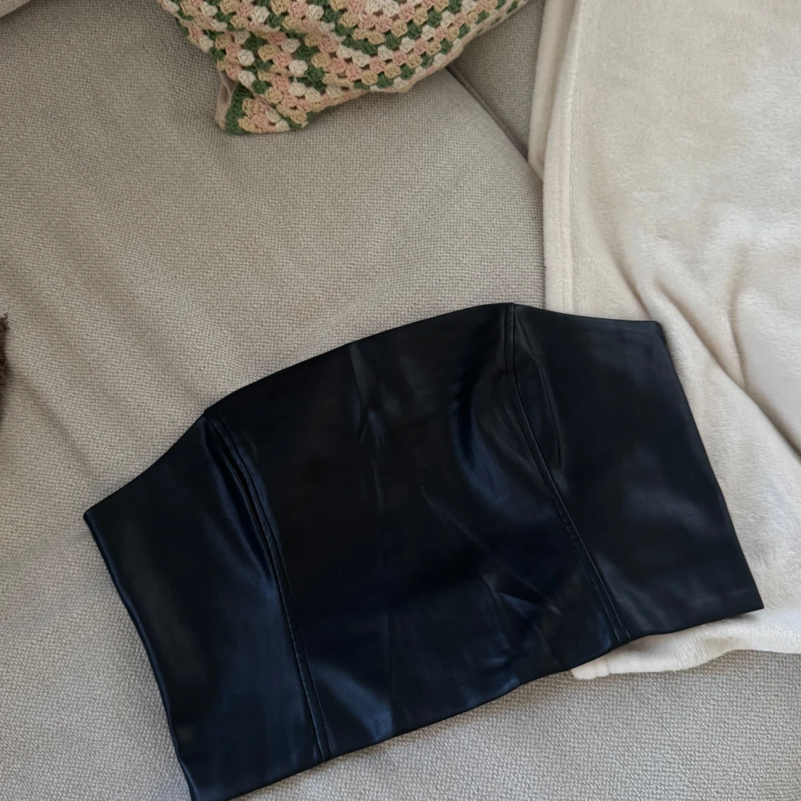 Svart skinnkorsett från Gina Tricot