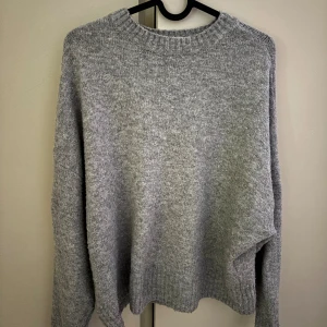 Grå stickad tröja med rund hals - Mysig grå stickad tröja med rund halsringning och ribbade muddar.✨