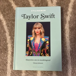 Stilikonen Taylor Swift - Säljer pågrund av att jag har redan en! Upptäck Taylor Swifts ikoniska stilresa! Denna bok är fylld med inspirerande bilder, outfits och berättelser om hur Taylor blev en modelegend. Perfekt för dig som älskar musik, mode och vill inspireras av en superstjärnas unika uttryck och scenstil.