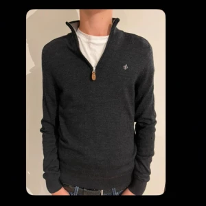 Mörkgrå merinoullströja Morris XS - Säljer min Morris half zip tröja i en mörkgrå färg | den har blir för liten därför säljs den | mycket fint skick och väl omhändertagen | storlek XS | köpt på butiken debut för 1600kr | modellen på första bilden är 175cm lång | 