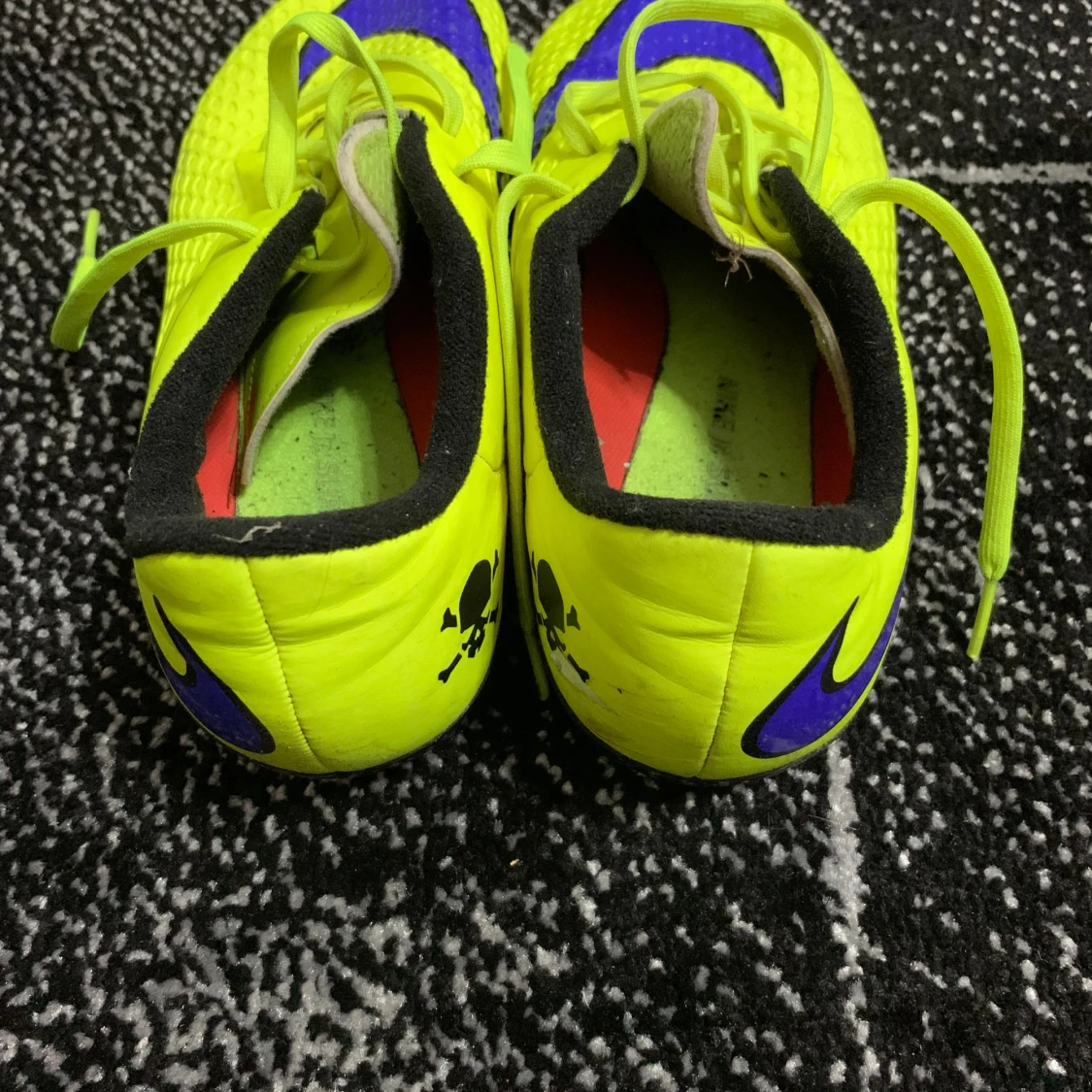 Neongula Nike fotbollsskor med lila detaljer - 2