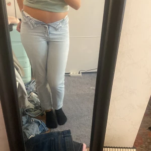 Ljusblå raka jeans från Levi's - Säljer ett par ljusblå jeans från Levi's med klassisk femficksdesign och raka ben. Jeansen har en hög midja och är tillverkade i mjukt denimtyg. Perfekta för dig som gillar en clean och enkel look.