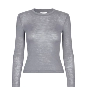 Grå långärmad topp  - Superskön och tunn grå långärmad topp från mbym. Modellen är slim fit med rund halsringning och sitter tajt mot kroppen. Perfekt nu till hösten. Enkel och stilren design med mjukt material. Ny pris är ligger på cirka 800kr. Nästan helt ny endast använd två eller tre gånger. 