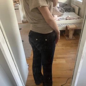 Juicy Couture mörkblå mjukisbyxor XXS - Mörkblå mjukisbyxor från Juicy Couture. Dom saknar en silvrig grej vid smörerna och en av benen är lite trasiga vid fötterna annars jättesköna och fina!