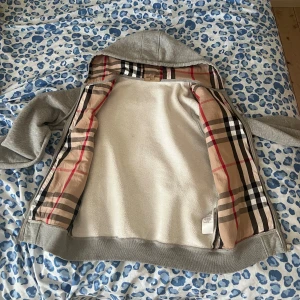 Burberry zip hoodie  - Burberry zip hoodie—- skick 9/10— bra i för höst🍂 och vinter ❄️ 