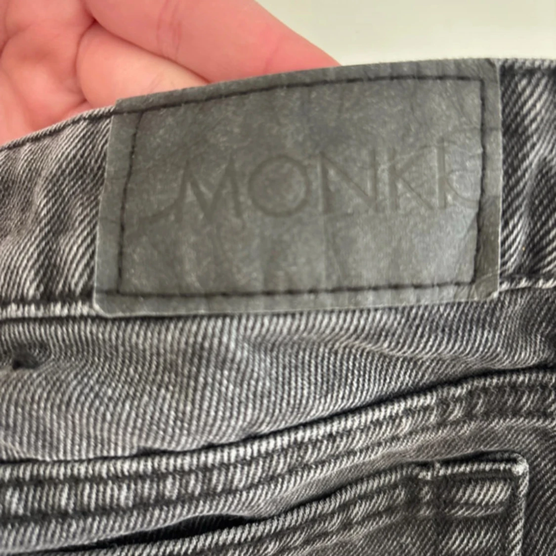 Grå wide jeans från Monki - 2