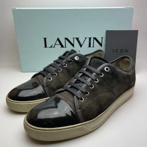 Lanvin skor  - Hej! Säljer nu dessa sjukt snygga lanvin skor. Skorna är i okej skick. Har begränsat antal boxar och dustbag. Hör av dig vid frågor. 
