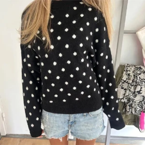 Svart stickad prickig tröja - Svart stickad tröja med vita prickar från H&M. ‼️första bilden är lånad ‼️