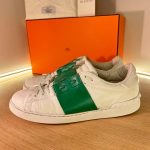 Valentino skor - Tjena allihopa just nu så säljer jag mina Snygga Valentino Open skor. skorna är bra skick och är helt ny fixade professionellt och har inga större defekter, men skickat får avgöras själv som vanligt. skorna är självklart äkta och kan bevisas vid intresse. skorna är i storlek 42 men kan även passa dig som i vanliga fall är 43 då de sitter stort. Jag är självklart intresserad av byten och tar gärna prisförslag. Har ni några ytterligare frågor är det bara att höra av er. Vänliga hälsningar Oscar