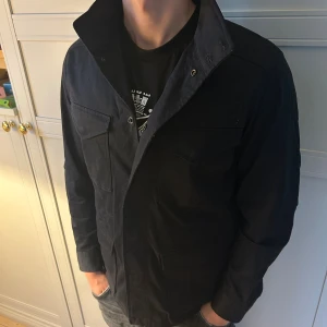 Fieldjacket  - Säljer denna stilrena Fieldjacket från G-star raw perfekt inför hösten🍂 modellen är ca 178 cm lång och väger 70 kg. Tveka inte på att kontakta mig vid minsta fundering 