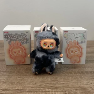 2 Random 1 Secret - Du får 2st Random och 1 garanterat Secret. Kommer med påse, box och monsters v3. Hög kvalitet!  