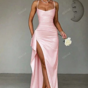 Rosa balklänning - Säljer min balklänning i satin, den är inte det minsta genomskinlig som ljusa färger har en tendens att va. Slitsen på benet är to die for.  Köpt för 799 men säljer till ett lågt pris då jag bara vill bli av med den 🫠