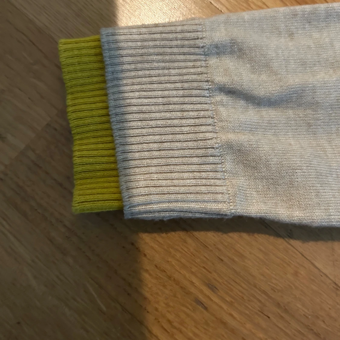 Beige kofta med gula detaljer - 2