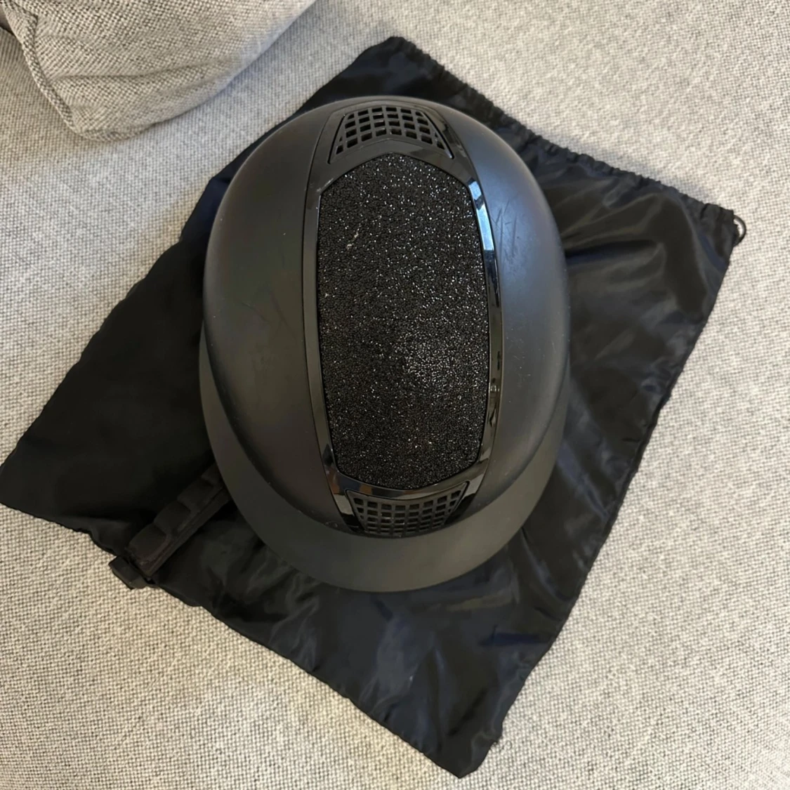 Svart glittrig ridhjälm från CRW - 90