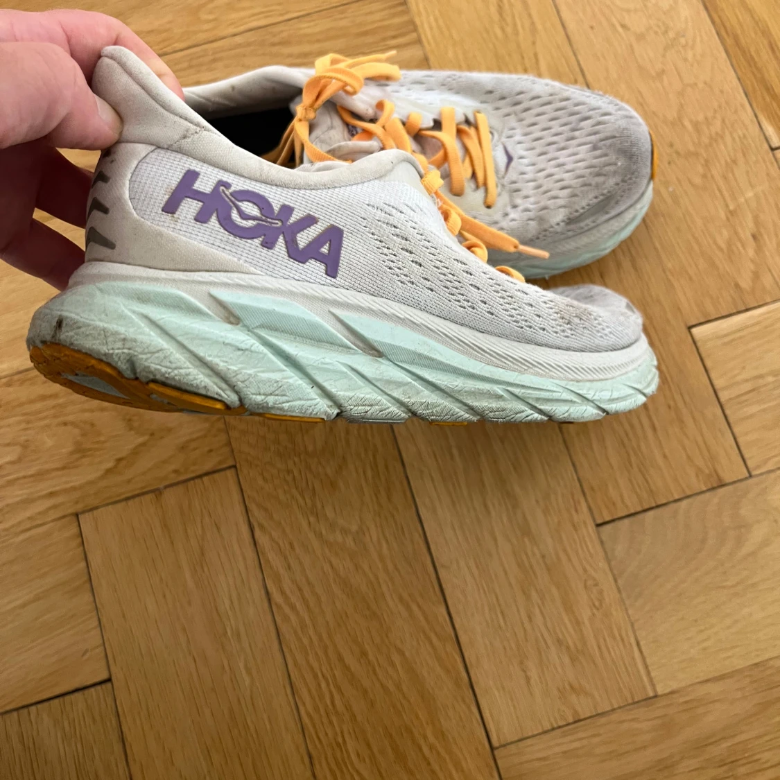 Hoka vita sneakers med lila logga