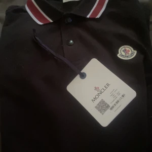 Moncler Piké gamla designen - Köpt på farfetched för 3600 använd fåtal gånger, säljer pågrund av att den är för stor för mig. Byten kan vara intressant