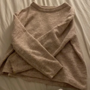 Beige stickad tröja från 157 - Mysig beige stickad tröja från 157. Helt ny köpte för någon vecka sen men har ångrat mig. Helt nytt skick och använd en gång!