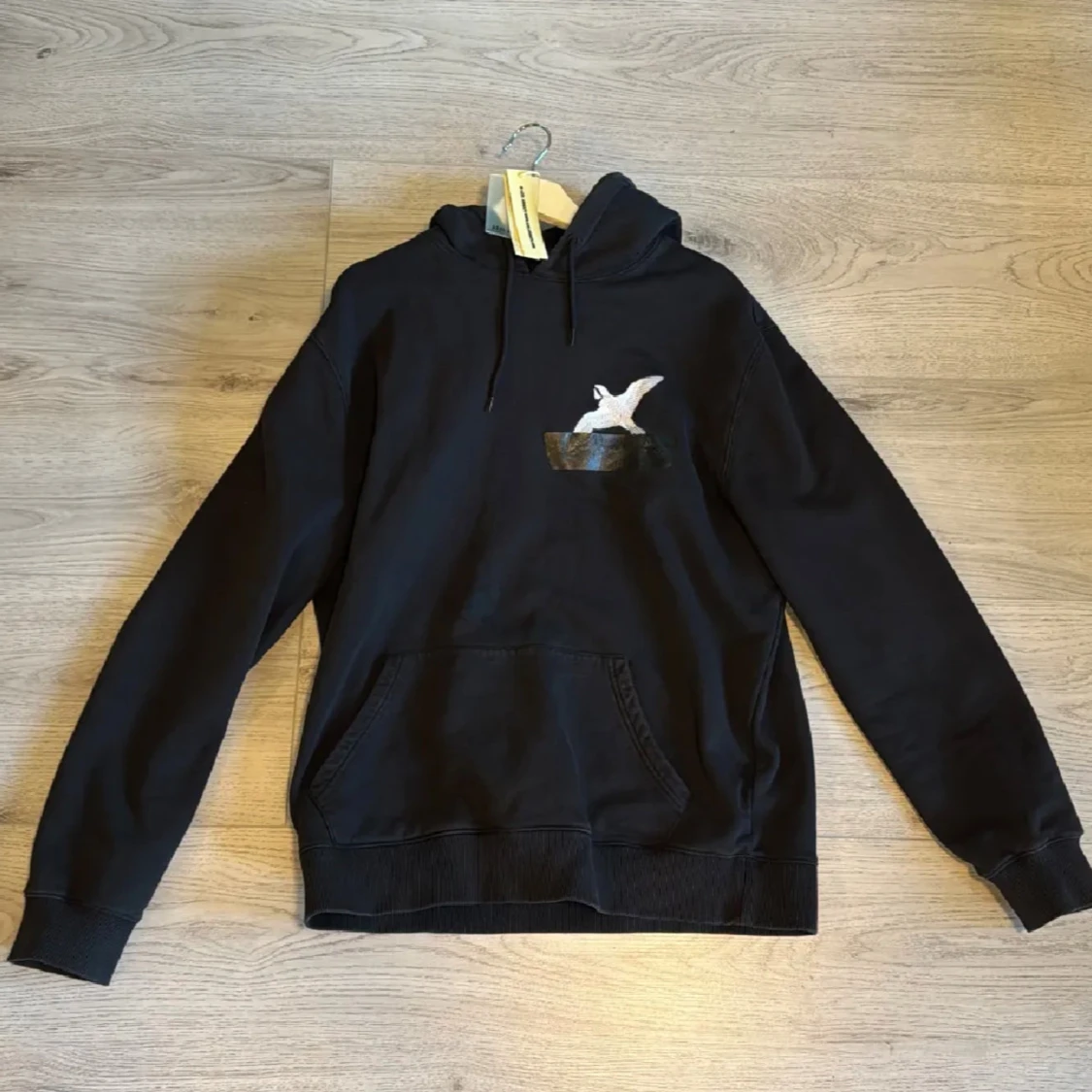 Svart hoodie från Axel Arigato