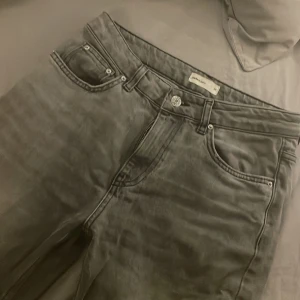 Grå bootcut jeans från Gina Tricot - Snygga högmidjade gråa jeans från      Gina Tricot