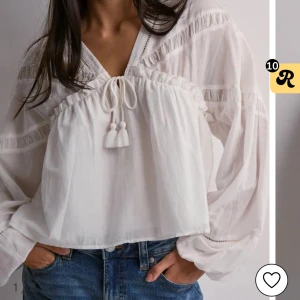 Vit boho blus från Gina Tricot - Supersöt vit boho-blus från Gina Tricot med v-ringning. Sparsamt använd, går ej att köpa längre. 