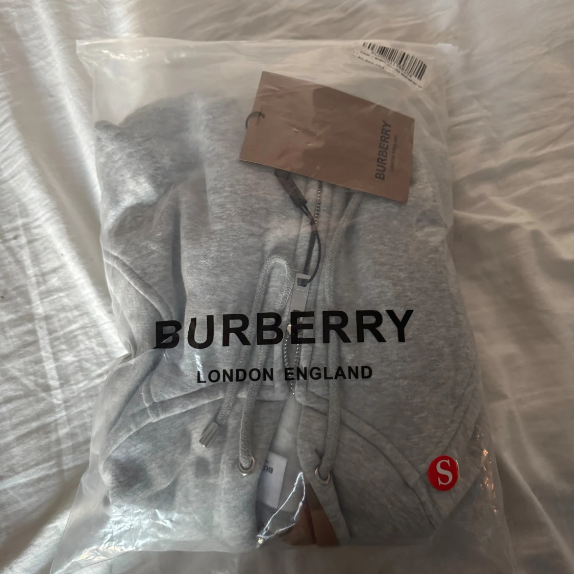 Grå hoodie från Burberry med dragkedja - 2