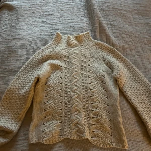 Beige stickad tröja med flätmönster - Grovstickad tröja💖