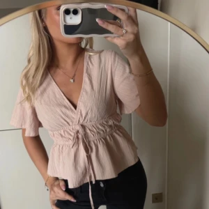 Beige blus  - Säljer en jätte söt blus i färgen rosa. Använd fåtal ggr och är i nytt skick. Storlek xs säljer för 200kr💞💞