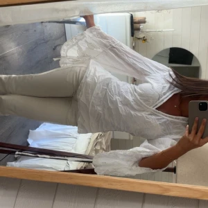 Topp med volang ärm - En Såå fin topp med volang ärmar och omlott design🤍🍋